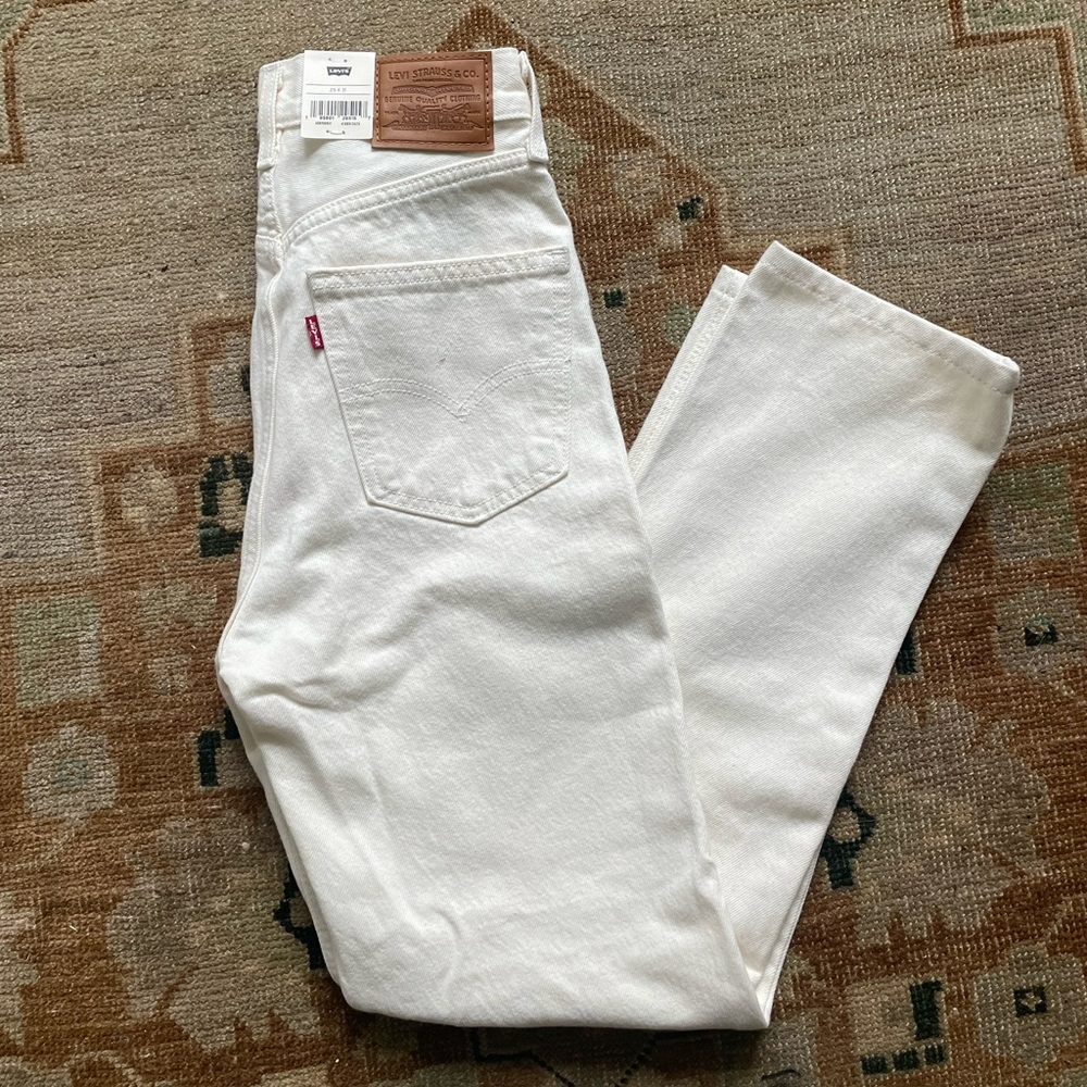 Levi’s ‘70’s High Slim Straight Leg Jean. Size 25x31. Cream. NWT